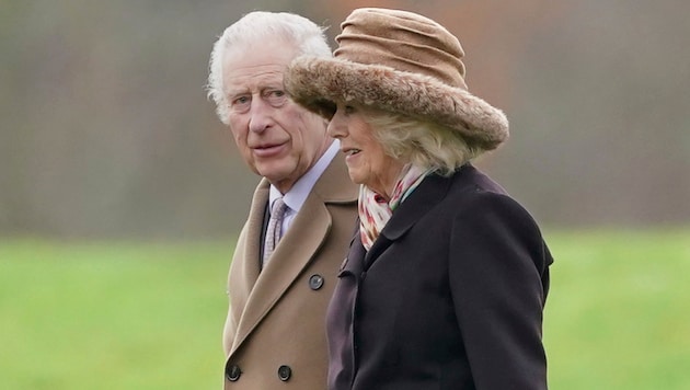 Kral Charles ve Kraliçe Camilla (Bild: APA/Joe Giddens/PA via AP)