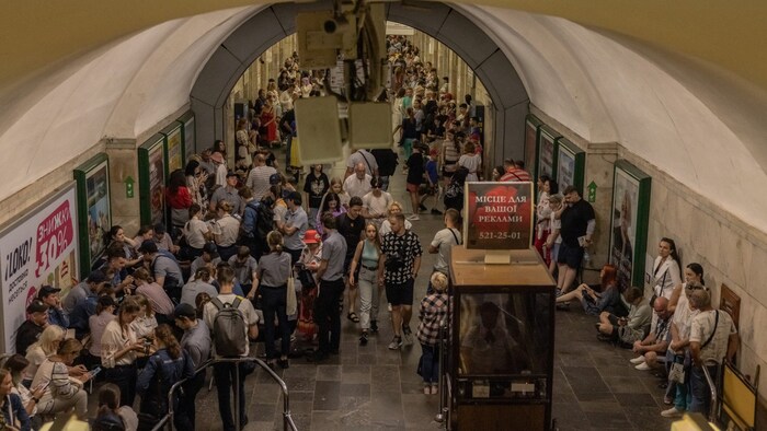 Ukrainer in einer Metrostation - dort finden Sie bei Drohnen- und Bombenangriffen Zuflucht.