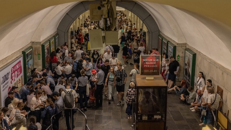 Ukrainer in einer Metrostation - dort finden Sie bei Drohnen- und Bombenangriffen Zuflucht. (Bild: AFP)