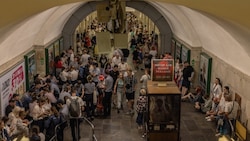 Ukrainer in einer Metrostation - dort finden Sie bei Drohnen- und Bombenangriffen Zuflucht. (Bild: AFP)