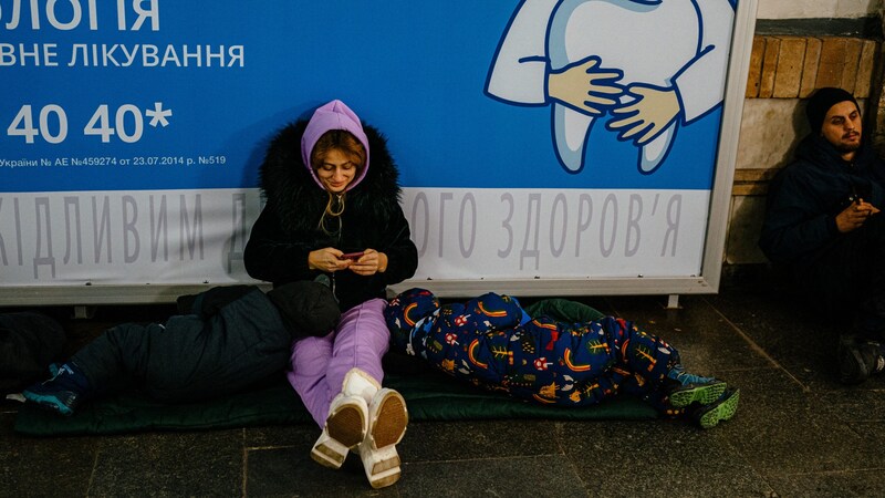 Eine Frau in einer Metrostation (Bild: AFP)