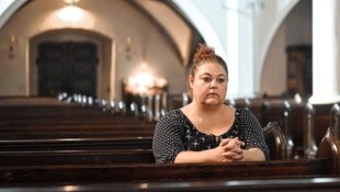 Alexandra Leitner in einer Kirche im niederösterreichischen Sankt Valentin: „Ich komme oft hierher, um für meine Mama zu beten.“ (Bild: Markus Wenzel)