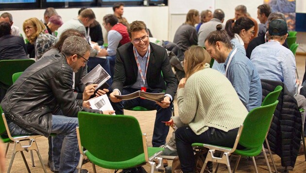 In den Workshops wird in Gruppen fleißig diskutiert. (Bild: Manuel Giner)