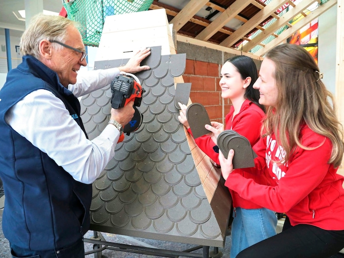 Junge Talente sind im Eingangsbereich fleißig am Werkeln.