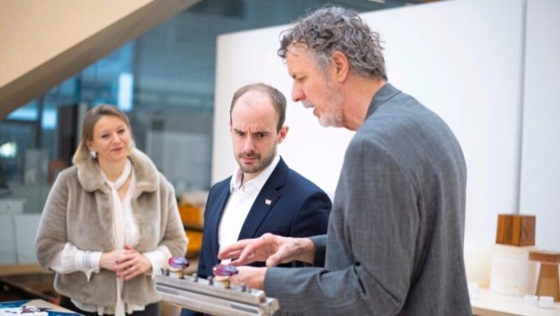 Florian Tursky (Mitte) und Susanne Kraus-Winkler beim Besuch des berühmten Kristallkonzerns in Wattens. (Bild: Swarovski)