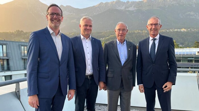 Die beiden Aufsichtsratsvorsitzenden des MCI, Michael Mairhofer (li.) und Oswald Wolkenstein (1. und 2. von links), fordern vom Land Tirol, dass der MCI-Neubau nun endlich in Angriff genommen werden soll.