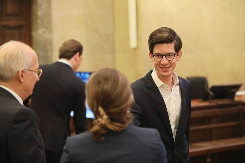 Bernhard Bonelli noch gut gelaunt vor Prozessbeginn (Bild: Martin Jöchl)