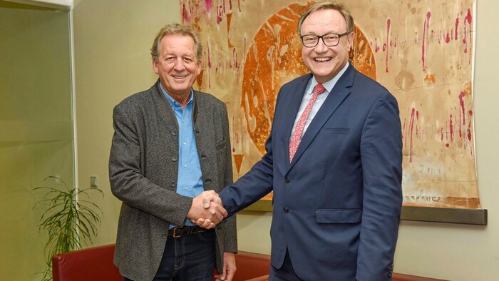 Haben den Streit beigelegt: Tirols AK-Boss Erwin Zangerl (links) und der Tiwag Vertriebsvorstand ...