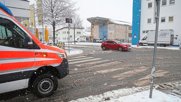 Kaza, Innsbruck'taki Schusterbergweg üzerinde Werner-von-Siemens-Straße ile bu kavşaktan kısa bir süre önce meydana geldi. (Bild: Christof Birbaumer)