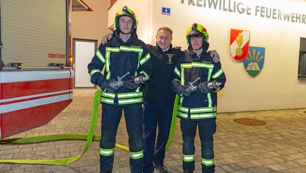 Stolz auf „seine“ jungen Kameraden Sebastian (li.) und Nico ist Manfred Kreitmayer vom Feuerwehr- Abschnitt Stockerau. (Bild: Alexander Nittner)