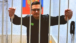 Der Oppositionelle Ilja Jaschin während einer Gerichtsverhandlung (Bild: APA/AFP/Alexander NEMENOV)