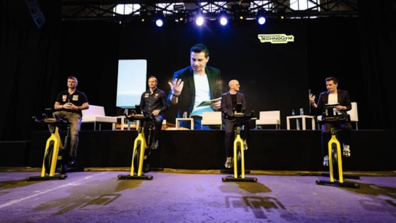 Erschwerte Bedingungen gab es in der Wiener Ballonhalle für die Ex-Slalom-Artisten Reini Herbst und Manfred Pranger, die wie Bundesliga-Vorstand Christian Ebenbauer Fragen von Moderator Michael Fally auf dem Ergometer über sich ergehen ließen. (Bild: Mario Urbantschitsch)