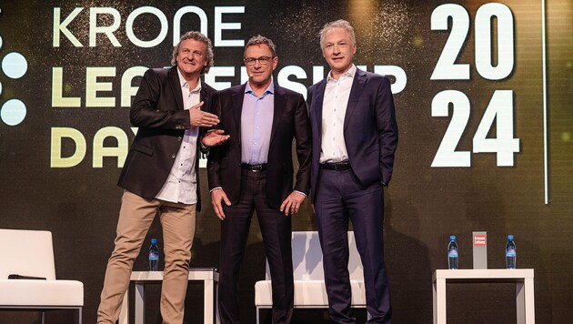 Ralf Rangnick csapatfőnök (középen) Gerhard Valeskini "Krone" ügyvezető igazgatóval (jobbra) és Peter Moizi sportvezetővel (balra). (Bild: Mario Urbantschitsch)