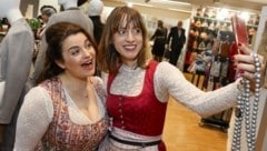 Ronja Forcher (li.) hat in Modedesignerin Veronika Kaysser (re.) eine perfekte Geschäftspartnerin gefunden. Ihre Dirndl präsentierten die beiden auf der am Freitag gestarteten Modemesse „fesch“ in der Salzburger Brandboxx. Dort wollen die beiden noch mehr Abnehmer für ihre Kleider finden. (Bild: Tschepp Markus)