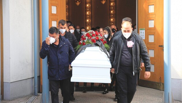 May 2021: The murdered woman is carried to her grave in a white coffin by her father, her two brothers and a cousin. (Bild: Peter Tomschi)