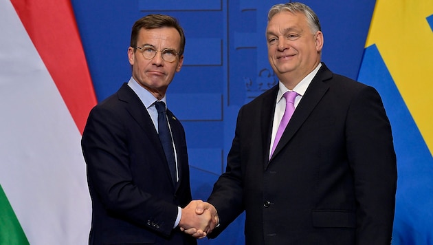 Dwóch zwycięzców: premier Szwecji Ulf Kristersson jest zachwycony przystąpieniem do NATO, a jego węgierski odpowiednik Viktor Orbán nowymi myśliwcami Gripen. (Bild: AP)