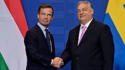 Zwei Gewinner: Schwedens Premier Ulf Kristersson freut sich über den NATO-Beitritt und sein ungarischer Amtskollege Viktor Orbán über neue Gripen-Kampfjets. (Bild: AP)
