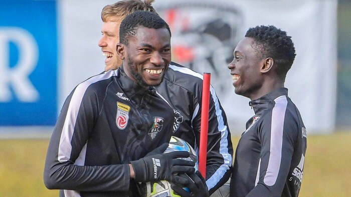Endlich spielberechtigt! Diabate (li.) und Karamoko haben gut lachen.