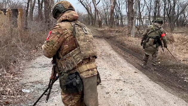 Zwei russische Soldaten beseitigen in der vom Aggressor-Staat eingenommenen ukrainischen Stadt Awdijiwka Minen. (Bild: ASSOCIATED PRESS)
