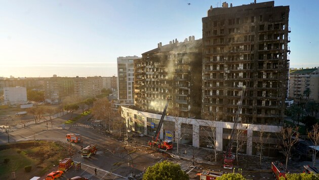 Die abgebrannten Gebäude am Freitag (Bild: ASSOCIATED PRESS)