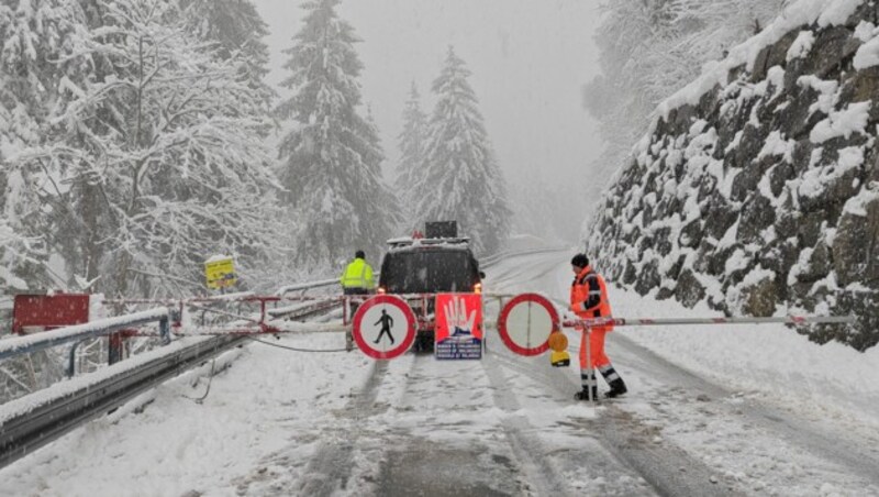 A Mayrhofen és Ginzling közötti szurdokvölgyi szakaszt (B169) péntek délután 4 óra óta zárva tartják. (Bild: zoom.tirol)