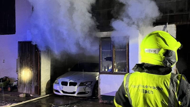 Aus der Garage stieg starker Rauch auf. (Bild: Hauptfeuerwache Villach)