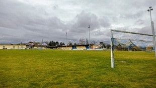 Symbolcharakter: Über dem Stripfinger Sportplatz ziehen dunkle Wolken auf. (Bild: Mario Urbantschitsch)