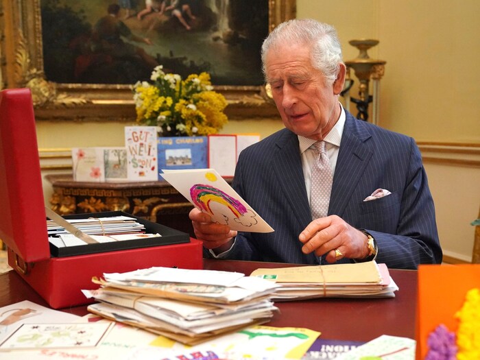 König Charles liest eine selbst gemalte Genesungskarte