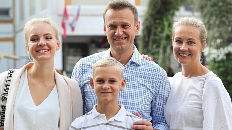 Navalny avec sa femme et ses deux enfants. (Bild: APA/AP Photo/Andrew Lubimov)