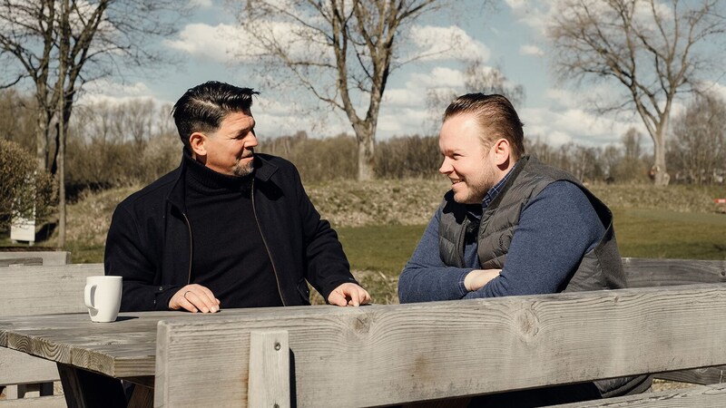 Starköche unter sich: Tim Mälzer und Richard Rauch.  (Bild: RTL / Hendrik Lüders)