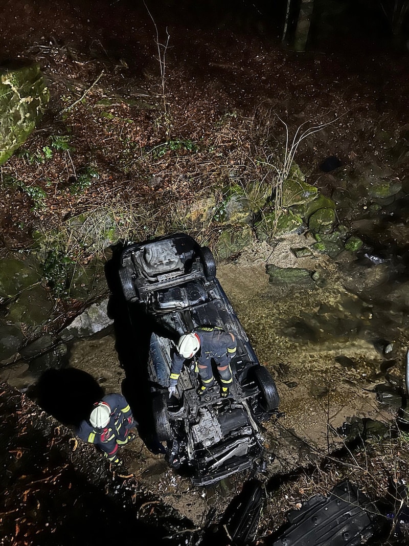 Das Auto kam in einem Bach auf dem Dach zum Stillstand. (Bild: Freiwillige Feuerwehr Pöllau)