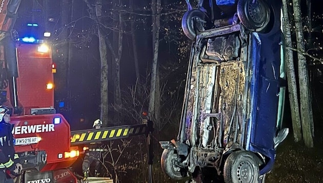 Der Wagen musste von der Feuerwehr geborgen werden. (Bild: Freiwillige Feuerwehr Pöllau)