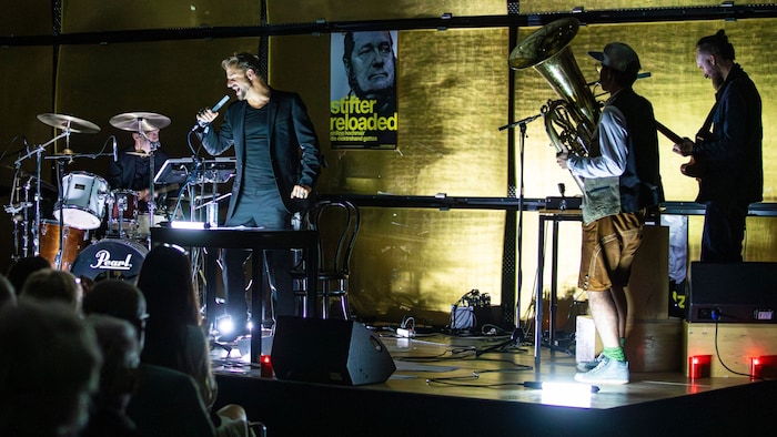 Hochmair rezitiert, flankiert von Live-Musik