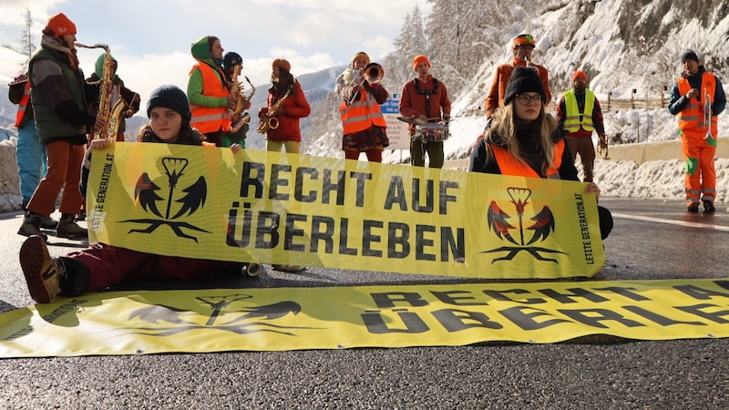 Die Klimakleber blockierten die Autobahn für 30 Minuten. (Bild: Moritz Holzinger)