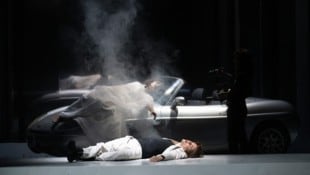 In Hollywood stirbt die kettenrauchende Julia an einem Hauch von Auspuffgas. (Bild: Theater an der Wien / Monika Rittershaus)