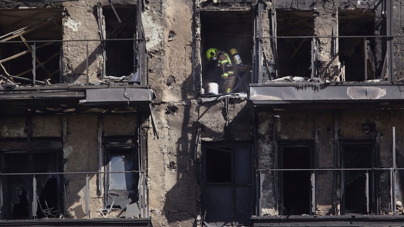 Nach dem Feuerinferno in einer großen Wohnanlage in Valencia nach menschlichen Überresten. (Bild: APA/AP Photo/Alberto Saiz)