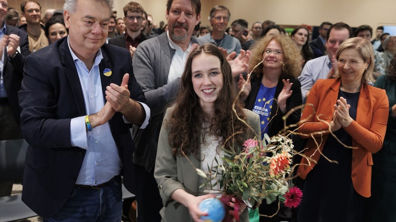 Lena Schilling wurde mit überragender Mehrheit zur EU-Spitzenkandidatin der Grünen gewählt. (Bild: APA/ERWIN SCHERIAU)