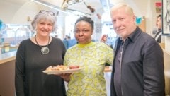 Nach bangen Monaten steht Marie (Mitte) jetzt wieder in der Küche des Café „Bruckner“ in Linz, am Bild mit Inhaberin Angelika Gruber und dem ehemaligen Chef Gerald Bumberger. (Bild: Einöder Horst)