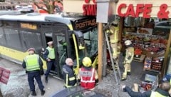 Zwei Verletzte mussten nach dem Crash ins Spital gebracht werden. (Bild: Maurice Shourot)