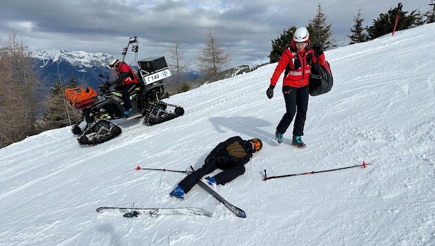 Mit dem Quad fahren die Bergretter - im Vordergrund Lisa Faller - zu den Verunglückten (gestellte Szene). (Bild: ZOOM.TIROL)