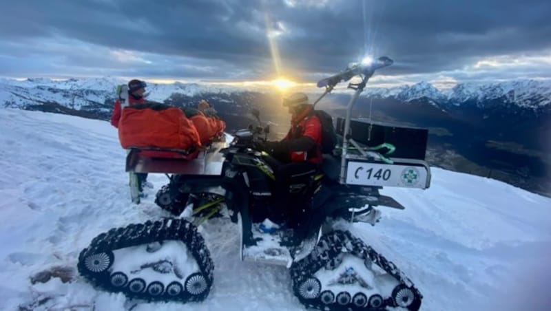 Als der Liftebetrieb bereits eingestellt war, mussten die Schwazer Bergretter noch einen verletzten Tourengeher im freien Gelände knapp abseits des Skigebiets bergen. (Bild: ZOOM.TIROL)