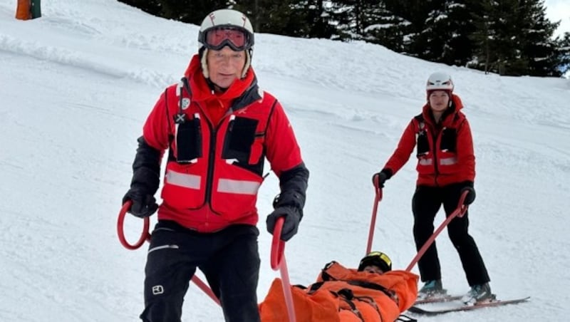 Auch im Akja transportieren Fred Wallenta und Lisa Faller Verletzte ab (gestellte Szene). (Bild: ZOOM.TIROL)