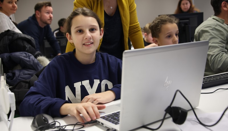 Ana Stevanovic (11) konnte es kaum abwarten, Programmieren auszuprobieren. (Bild: Tröster Andreas)