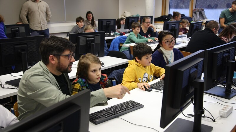 An der HTL Hallein entwickeln Kinder mit der Hilfe von Ehrenamtlichen Spiele und Webseiten mit Codes selbst (Bild: Tröster Andreas)