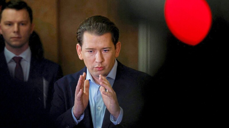 Bývalý rakouský spolkový kancléř a někdejší předseda ÖVP Sebastian Kurz byl v první instanci odsouzen k osmiměsíčnímu podmíněnému trestu odnětí svobody za nepravdivé výroky v parlamentním výboru Ibiza U. V druhém stupni byl odsouzen k trestu odnětí svobody v trvání tří let. (Bild: REUTERS/Leonhard Foeger)