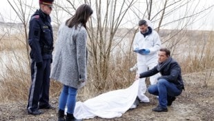 Auch in „Fahndung Österreich“ auf ServusTV wird der ungeklärte Mordfall aufgegriffen. Am Mittwoch wird die Sendung um 20.15 Uhr ausgestrahlt, die am Original-Fundort der unbekannten Leiche im Weinviertel gedreht worden ist. (Bild: ServusTV / Florian Wieser)