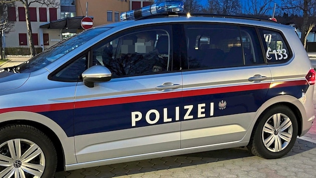 Several patrol cars were ordered to the scene in the community of 1650 inhabitants. (Bild: Christian Schulter, Krone KREATIV)