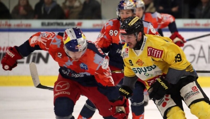 Verteidiger Tyler Lewington ist immer dort, wo auf dem Eis der Rauch aufgeht, macht seinen Job gut. Insgesamt saßen die Bulls aber zu oft in der Kühlbox. (Bild: Tröster Andreas)
