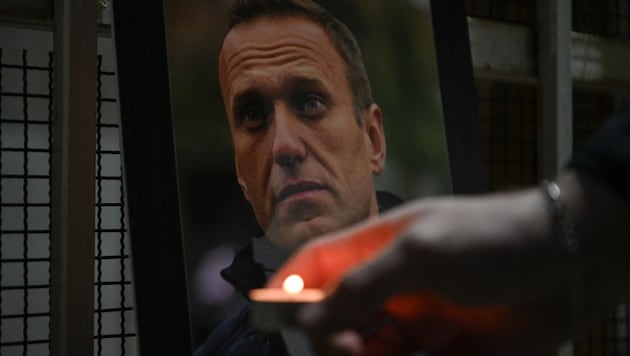 Merhum Navalny için dünyanın dört bir yanında yas tutuluyor. (Bild: AFP)