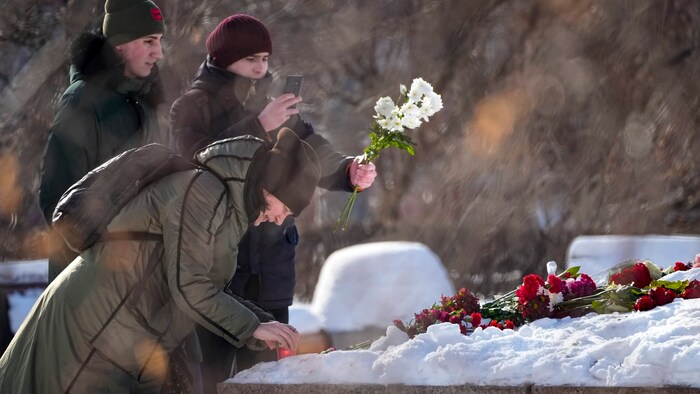 In Russland riskieren Trauernde eine Festnahme durch die Behörden.
